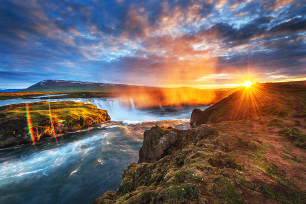 il pittoresco tramonto su paesaggi e cascate. kirkjufel - stream river water spring foto e immagini stock