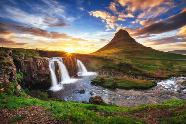 den malerischen sonnenuntergang über landschaften und wasserfälle. kirkjufel - waterfall iceland landscape stream stock-fotos und bilder