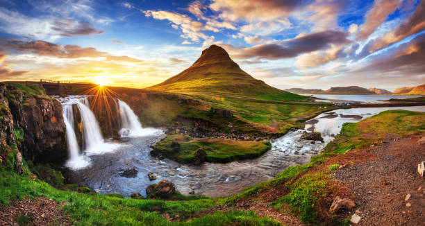 il pittoresco tramonto su paesaggi e cascate. kirkjufel - spring waterfall landscape mountain foto e immagini stock