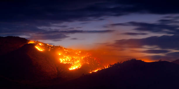 brennendes wildfeuer bei sonnenuntergang - hill dusk sunset heat haze stock-fotos und bilder