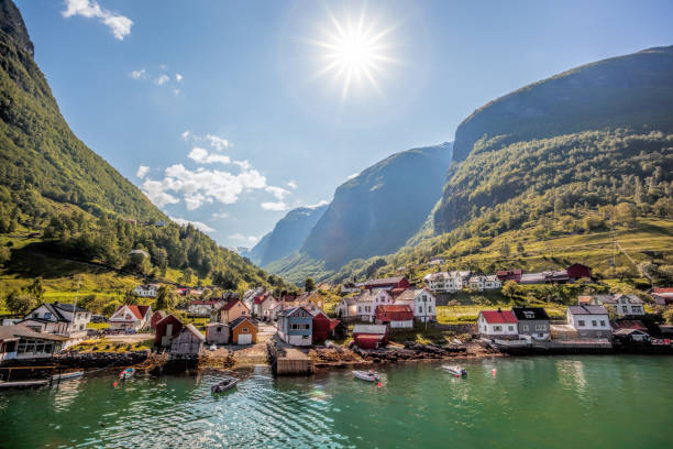 wioska rybacka undredal zamyka fiord w pobliżu flam w norwegii - flam zdjęcia i obrazy z banku zdjęć