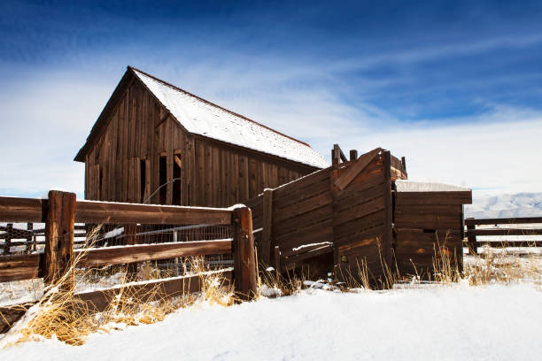 istock Old barn with fence in winter with snow. 645357128