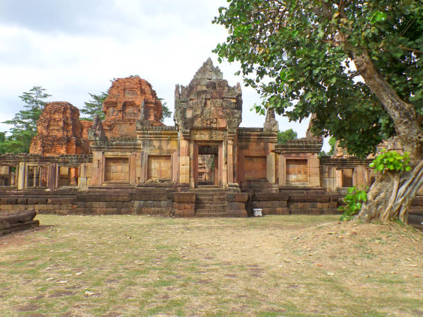 complexo de santuário de muang tam prasat hin, o bem preservado templo khmer na tailândia - thailand buriram temple hinduism - fotografias e filmes do acervo