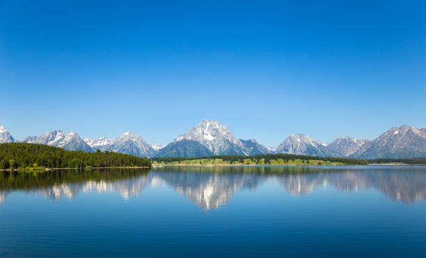 lago de montanha, reflexão - teton range grand teton national park mountain rural scene - fotografias e filmes do acervo