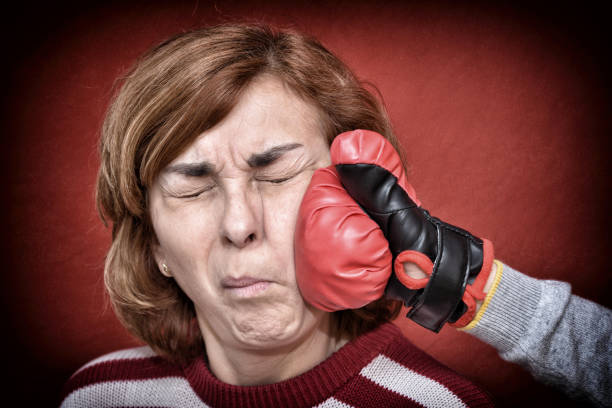 femme en coup de poing dans son visage - boxing womens photos et images de collection