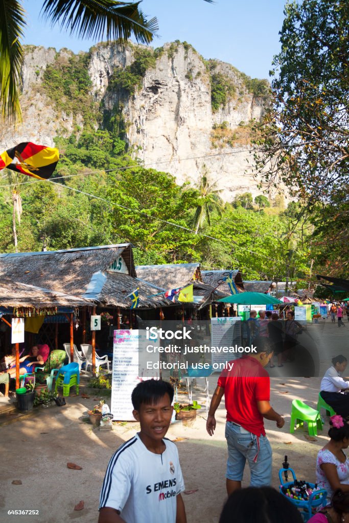 redaktionelle Serrated Tegn et billede Massage Places And People At Beach Of Ao Nang Stock Photo - Download Image  Now - Ao Nang, Asia, Coastal Feature - iStock