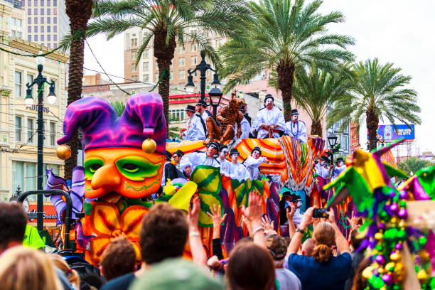 la parata del martedì grasso di new orleans. - mardi gras new orleans mask bead foto e immagini stock