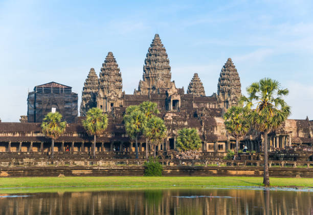 la vista del paisaje de angkor wat durante la puesta de sol en siem reap, camboya. - cambodia khmer architecture outdoors fotografías e imágenes de stock