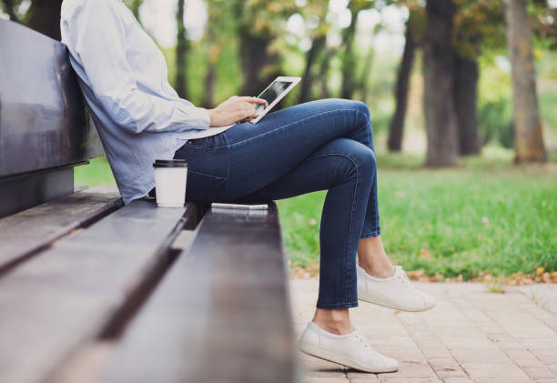 젊은 여자 디지털 태블릿 야외 - digital tablet blog women reading 뉴스 사진 이미지