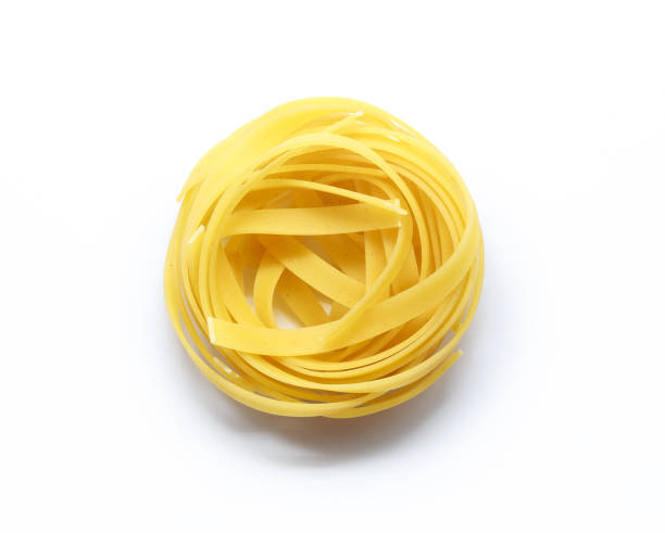 fettuccine pasta italiana isolata su sfondo bianco - pasta noodles tagliatelle freshness foto e immagini stock