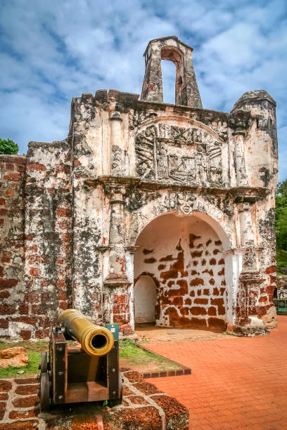 istock Cannon and fortress 645398186