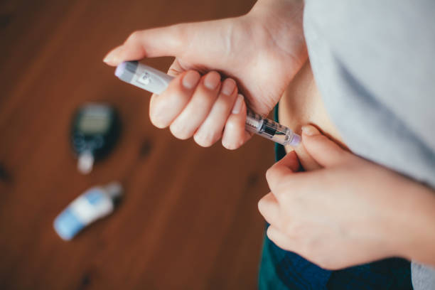 woman doing injection woman doing injection with insulin pen injecting insulin stock pictures, royalty-free photos & images