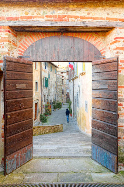 ingresso principale del borgo toscano di anghiari - arezzo foto e immagini stock