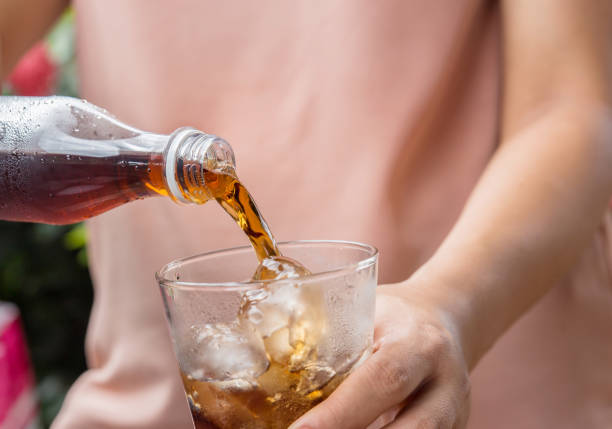 copo de cola com gelo cubos. - coke coca cola pouring ice imagens e fotografias de stock