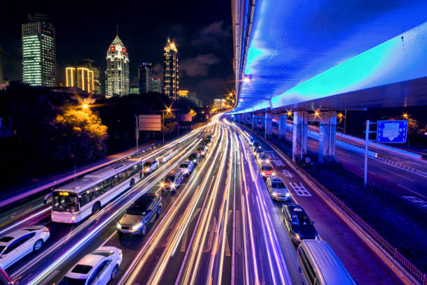 traffico sull'autostrada di notte  - peoples park foto e immagini stock