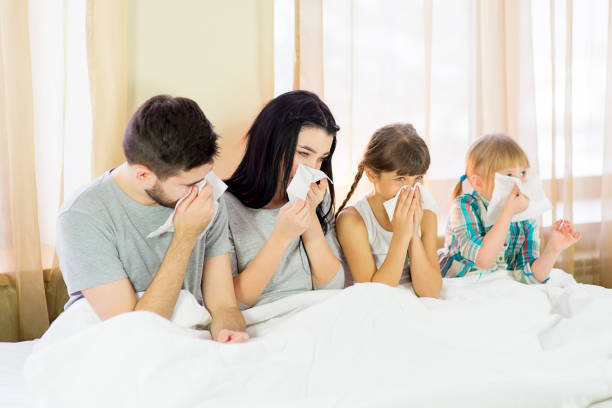 a família está doente na cama - cold and flu flu virus bed couple - fotografias e filmes do acervo