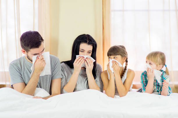 la famiglia è malata a letto - cold and flu flu virus bed couple foto e immagini stock