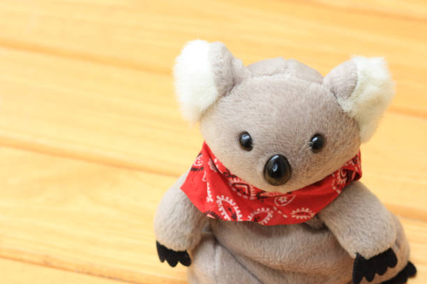 koala de muñeca desnuda sobre un fondo de madera - stuffed animal toy koala australia fotografías e imágenes de stock