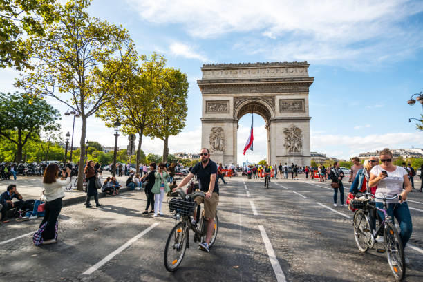 giornata senza auto a parigi, francia - arc arc de triomphe paris france street foto e immagini stock