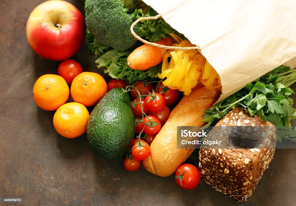 Supermercado alimentos bolsa - verduras, frutas, pan y pasta - Foto de stock de Venta al por menor libre de derechos