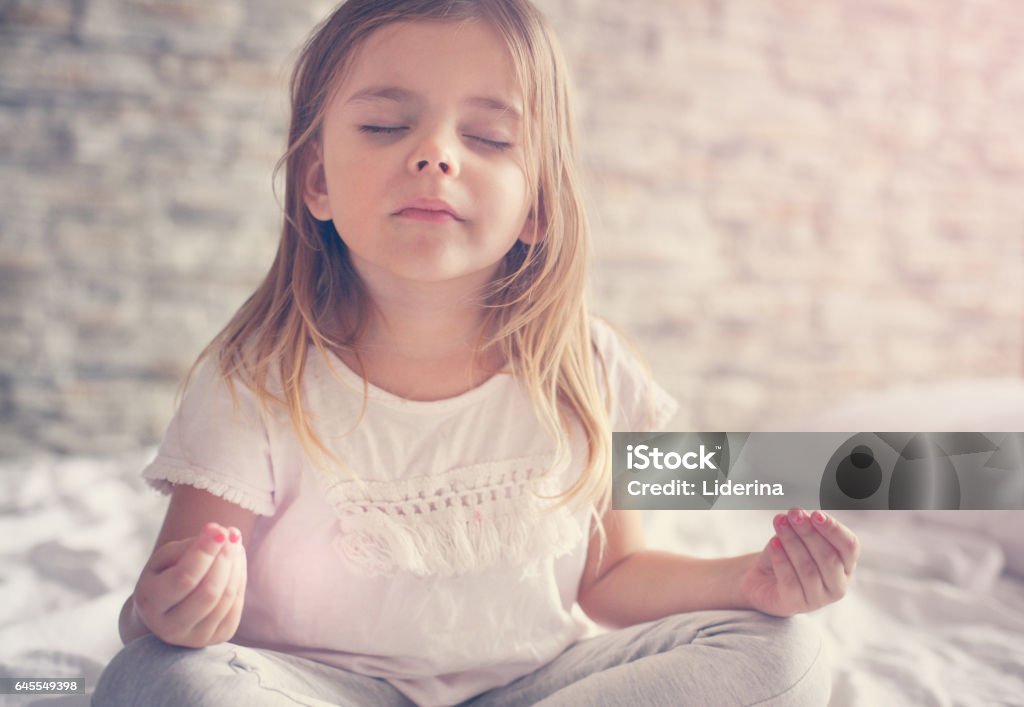 Yoga im Bett. - Lizenzfrei Kind Stock-Foto