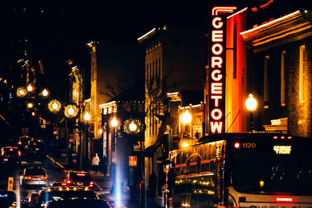 tráfico de la noche en georgetown, washinhton dc. - bus transportation georgetown washington dc washington dc fotografías e imágenes de stock