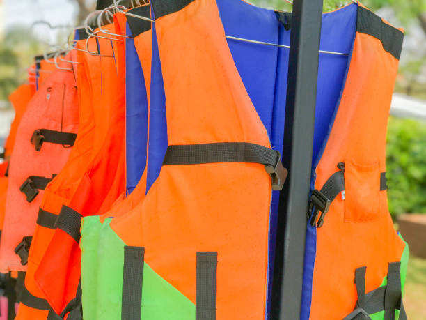 giacca di salvataggio  - life jacket isolated red safety foto e immagini stock