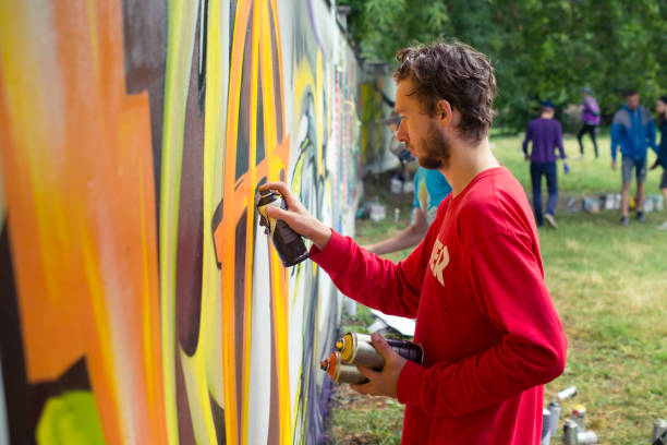 ivano-frankivsk, ukraina - 9 lipca: publiczny festiwal graffiti. artysta rysuje na ogrodzeniu graffiti w dniu 9 lipca 2016 w iwano-frankiwsku. - child graffiti grunge city zdjęcia i obrazy z banku zdjęć
