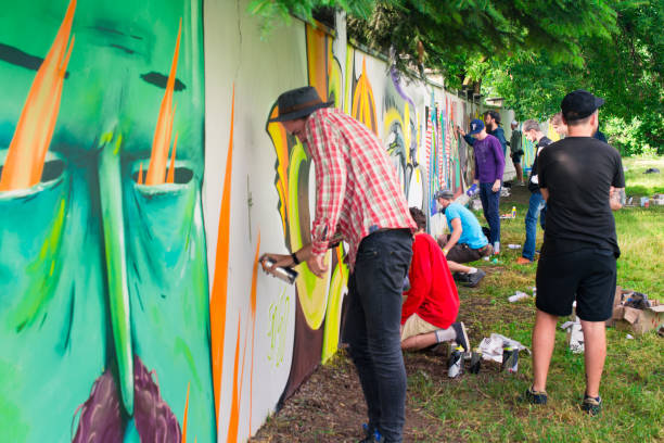 ivano-frankivsk, ukraina - 9 lipca: publiczny festiwal graffiti. artysta rysuje na ogrodzeniu graffiti w dniu 9 lipca 2016 w iwano-frankiwsku. - child graffiti grunge city zdjęcia i obrazy z banku zdjęć