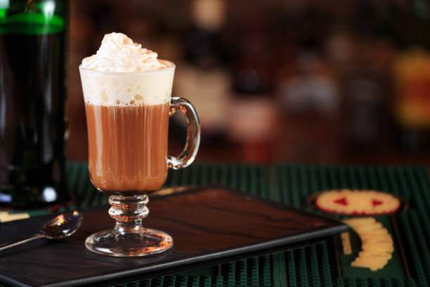 irlandzka kawa w barze. koncepcja święta świętego patryka. tło świąteczne - latté coffee glass pattern zdjęcia i obrazy z banku zdjęć