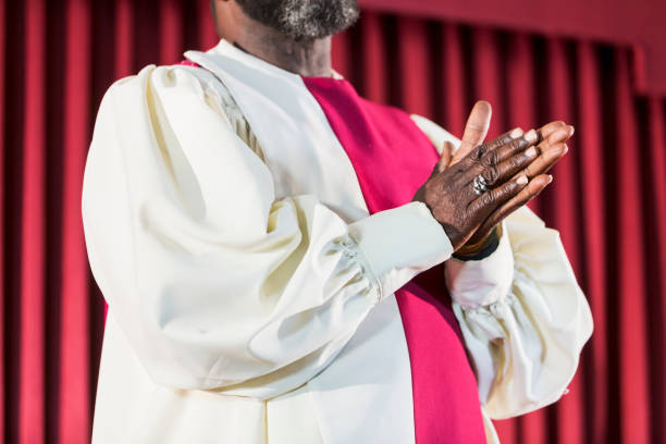 cropped view of black man in church choir robe - preacher church sermon gospel imagens e fotografias de stock