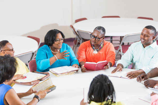 homens e mulheres na bíblia africano americanos estudam reunião - bible church studying group of people - fotografias e filmes do acervo