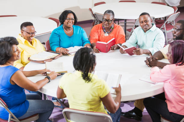 homens e mulheres na bíblia africano americanos estudam reunião - study bible group of people talking - fotografias e filmes do acervo