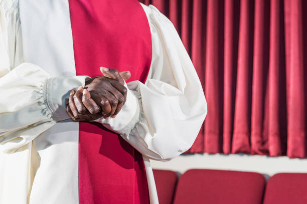 cropped view of black man in church choir robe - preacher church sermon gospel imagens e fotografias de stock