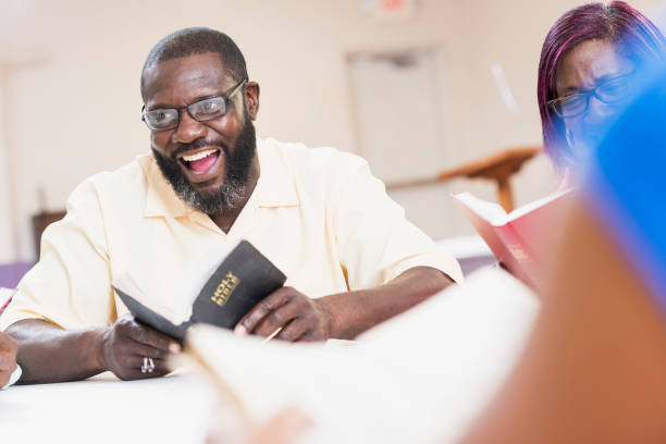 homem negro maduro falando no estudo da bíblia reunião - study bible group of people talking - fotografias e filmes do acervo