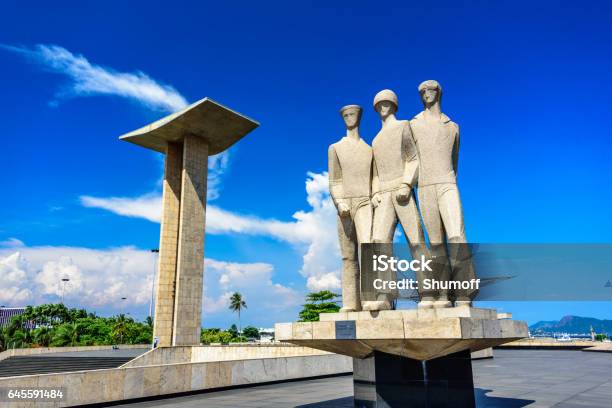 Concreto Portal Estatua Escultura Y Granito En El Monumento Nacional A Los Muertos De La Segunda Guerra Mundial Río De Janeiro Foto de stock y más banco de imágenes de Playa del flamenco - Río de Janeiro