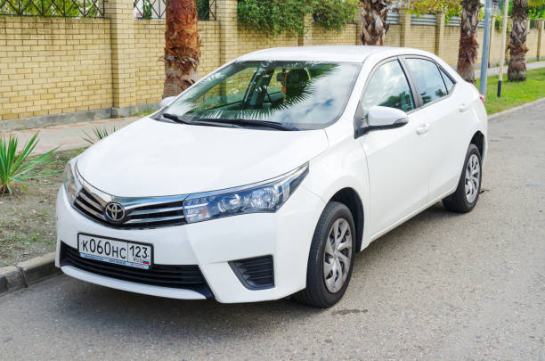 sotchi, russie - 11 octobre 2016 : toyota corolla garée dans la rue de la ville de sotchi, banlieue. lancée en 1966, la corolla a été la voiture la plus vendue dans le monde entier en 1974 et a été une des voitures plus vendues dans le monde depuis lors. - 2017 photos et images de collection