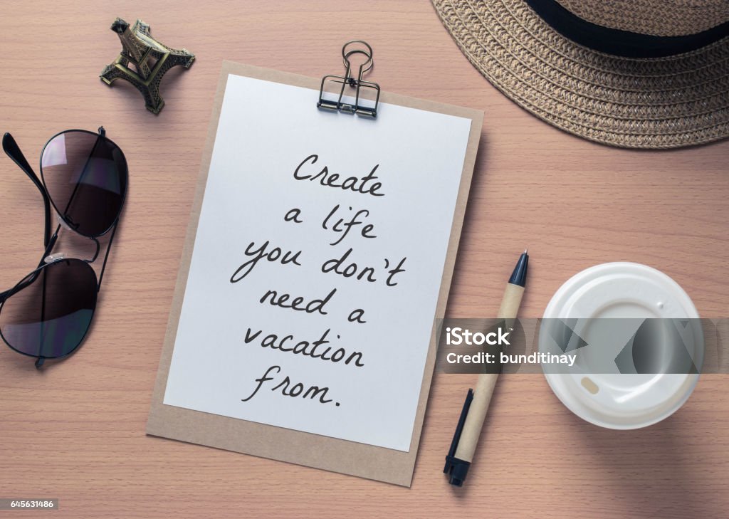 Inspiradora citação motivadora no notebook e viagem objetos com filtro vintage - Foto de stock de Estilo de Vida royalty-free