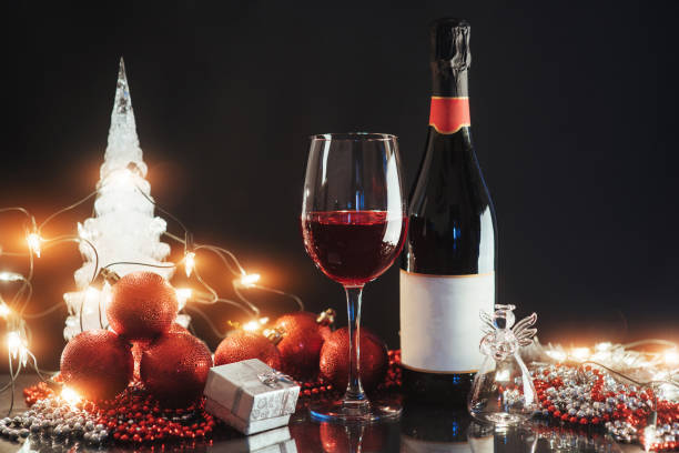 réveillon du nouvel an - wine christmas alcohol evening ball photos et images de collection