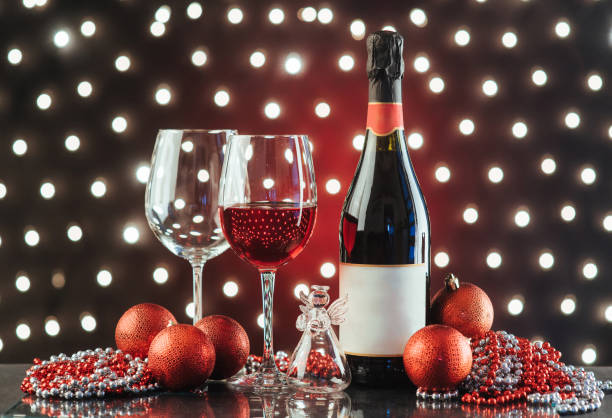 réveillon du nouvel an - wine christmas alcohol evening ball photos et images de collection