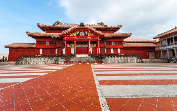 seiden en el castillo de shuri - shuri castle fotografías e imágenes de stock