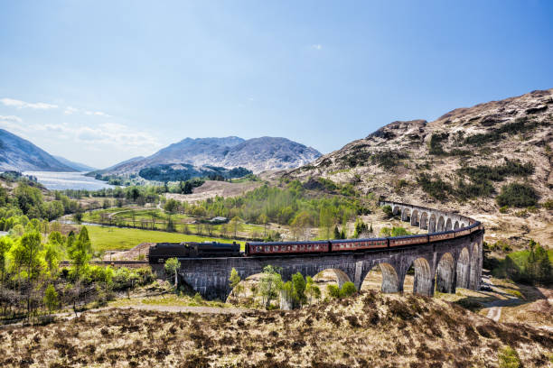 호수 일몰에 대 한 재커바이트의 증기 기차와 함께 스코틀랜드에서 glenfinnan 철도 육교 - viaduct 뉴스 사진 이미지