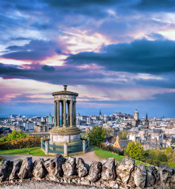 эдинбург панорама с калтон хилл в шотландии - steeple spire national landmark famous place стоковые фото и изображения