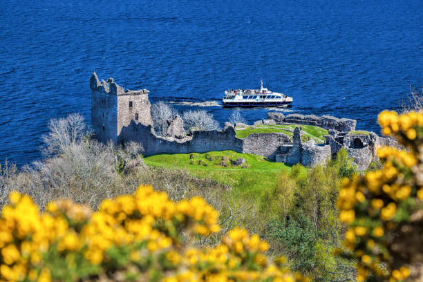 スコットランドのネス湖のボートに対してアーカート城の廃墟 - urquhart castle ストックフォトと画像