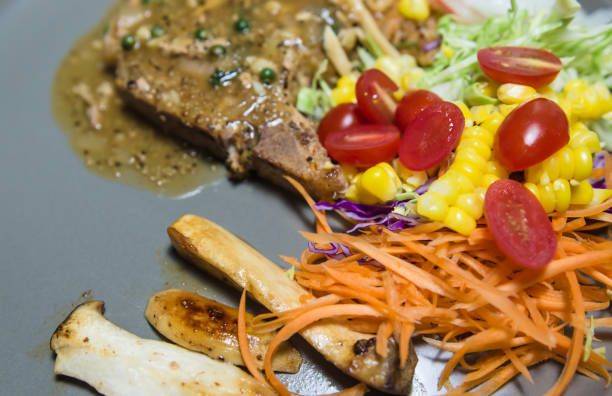 bife com salada - sirloin steak top sirloin onion food state - fotografias e filmes do acervo