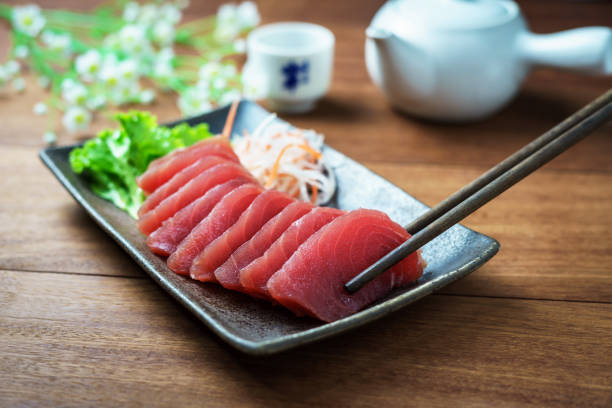 thunfisch-sashimi, roher fisch im traditionellen japanischen stil - sashimi stock-fotos und bilder