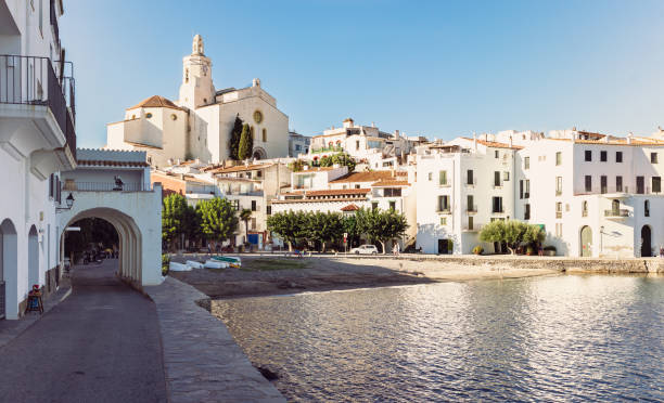 blick auf cadaques, katalonien, spanien. - cadaques stock-fotos und bilder