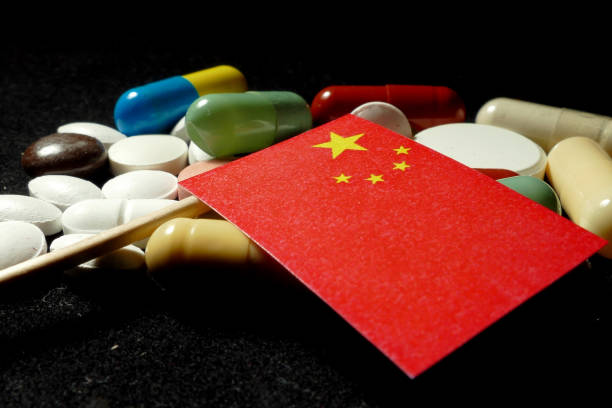 bandiera cinese con molte pillole mediche isolate - traditional chinese medicine foto e immagini stock