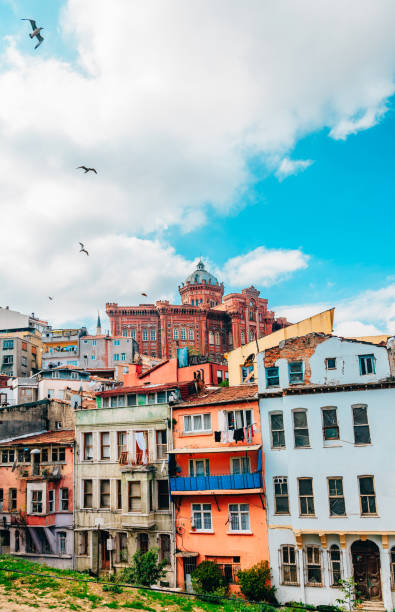 eski renkli evleri, istanbul, türkiye - balat stok fotoğraflar ve resimler