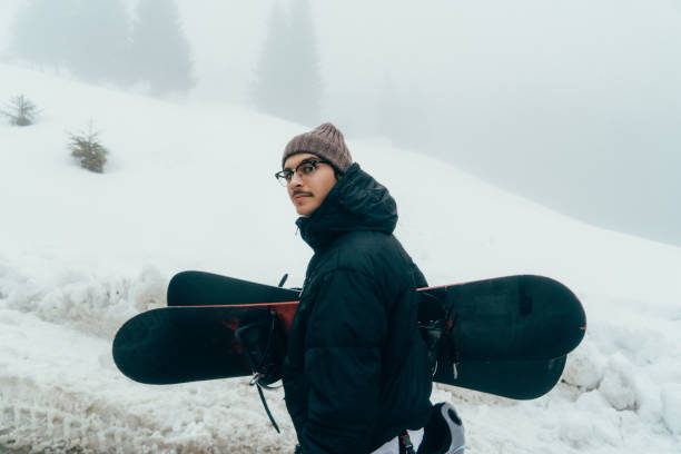 snowboard de explotación del hombre - snow glasses fotografías e imágenes de stock